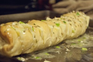 garlic cheesy bread, homemade french bread, gooey bread, pull apart bread, recipes, bread recipes