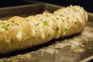 garlic cheesy bread, homemade french bread, gooey bread, pull apart bread, recipes, bread recipes