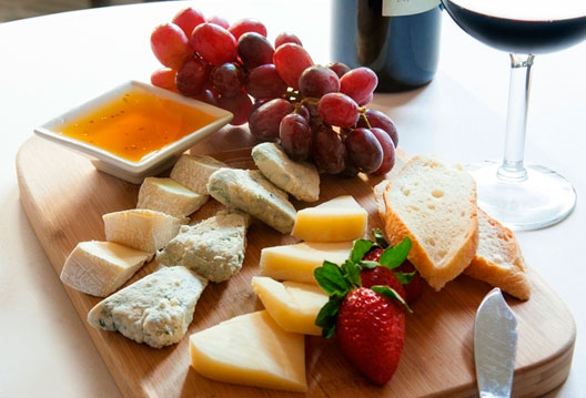 cheese-plate-with-fruit