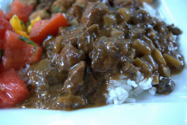 beef and gracy slow cooker over rice close